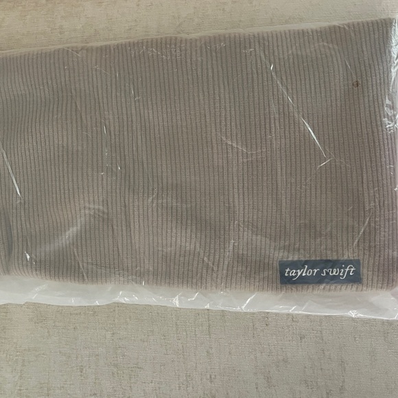 NEW 💛 Taylor Swift The Folklore Album Chenille Patch Crewneck Sweater - Large - Picture 5 of 6